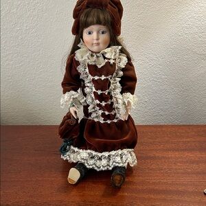Vintage 1983 Franklin Heirloom Emily Doll